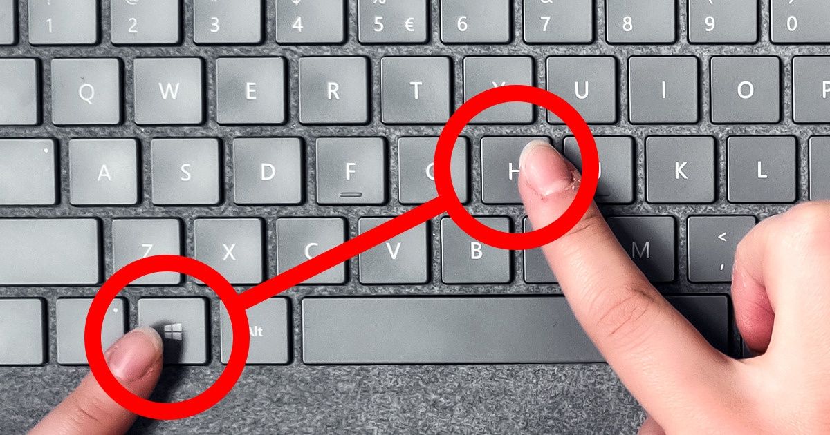 Pessoa utilizando atalhos de teclado para enviar respostas prontas, simbolizando automação