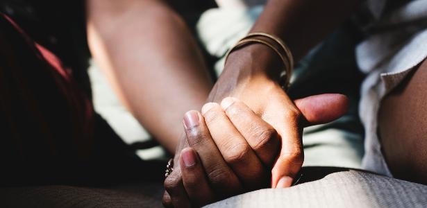 Duas pessoas apertando as mãos virtualmente, simbolizando confiança e parceria