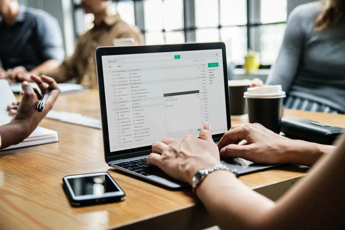 Pessoa trabalhando em um computador com uma caixa de entrada limpa