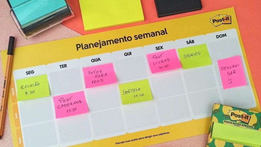 Agenda organizada em blocos coloridos, representando Time Blocking e foco
